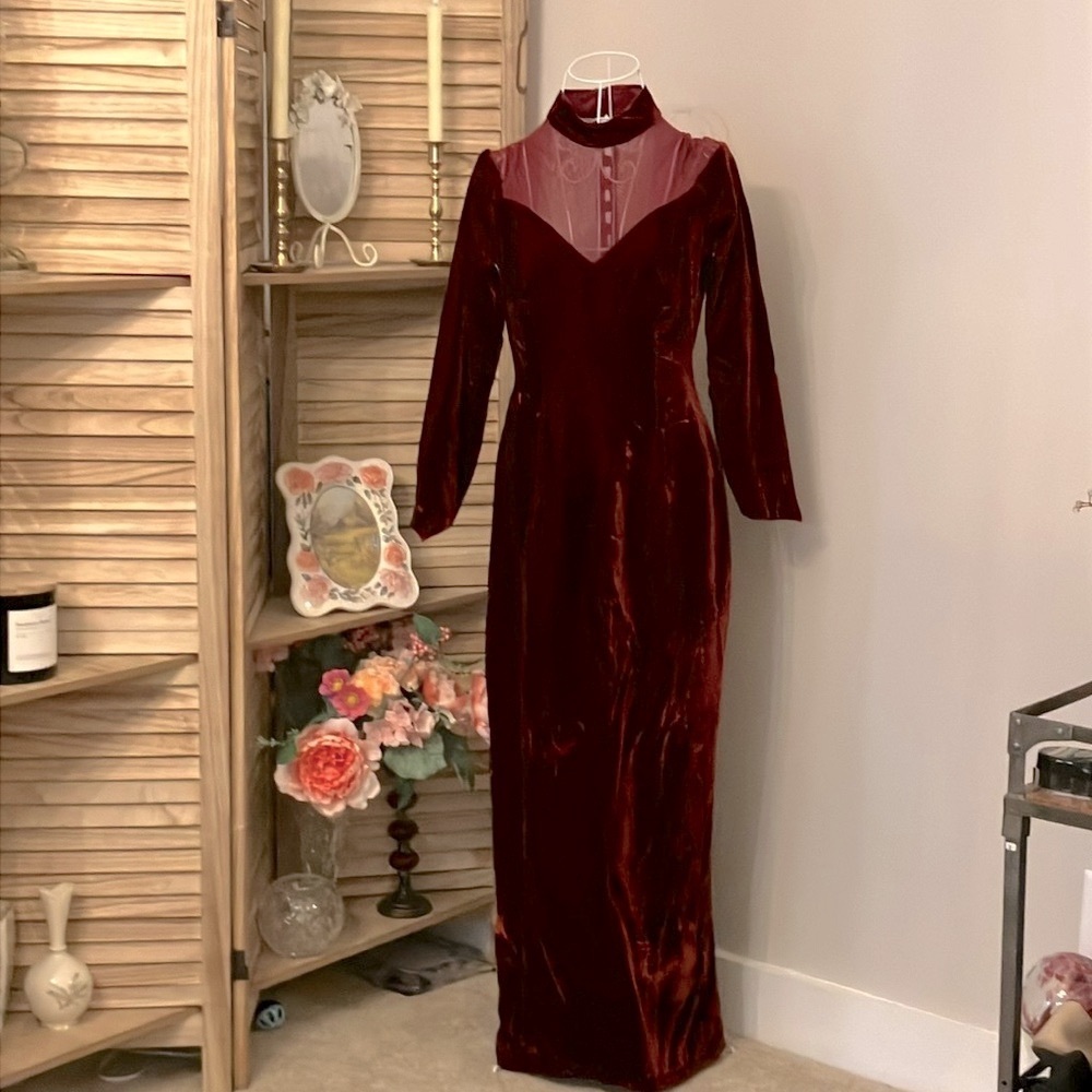 Stunning Vintage 90’s Burgundy Velvet Long Sleeve Mock Neck Gown Gothic Sz Small